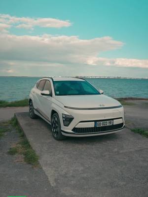 A post by @hyundaifrance on TikTok caption: 2025 s'annonce sous le signe du soleil, et avec Hyundai KONA Electric, c'est l'énergie électrique qui prend le volant. ☀️⚡ Nouvelle année, nouvelle manière de rouler. 🚗 #hyundai #hyundaifrance #KONA #EV