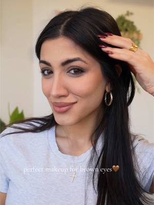 A post by @mariaaiellohair on TikTok caption: Quick Routine✨💄 #makeuptutorial #newyearseve #makeup #makeuphacks #browneyes #makeuptutorialvideo #MakeupRoutine #fypシ 