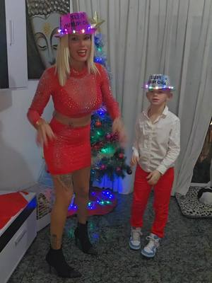 A post by @cristylamurcianika on TikTok caption: os deseamos la familia ortega próspero año nuevo...