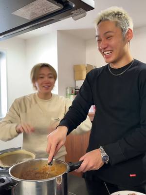 A post by @com.yuma1214 on TikTok caption: チャーハンカレーアレンジをするひゅうがにちょっかいをかける悠馬🍜#炒飯無いとオブファイヤー #悠馬 #あけおめ 