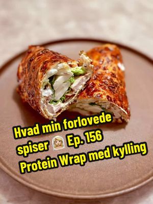 A post by @pissegodmad on TikTok caption: Reklame| Hvad min forlovede spiser👰🏼‍♀️ | Episode 155 | Protein Wrap på hytteost 😍 @Mammen Mejerierne producerer den bedste hytteost på markedet i min optik. Jeg har altid spist den. Ganske enkelt fordi den er 100% dansk produceret, og smager bedst. Hytteosten kan købes hos Lidl, rema1000 og netto. Opskrift 2 personer  Tid: 45 min  Sværhed: let Protein wrap:   2 æg  400 g mammen hytteost(4% eller 1,5%j  1 teske salt  1 spsk finthakket frisk rosmarin  1 spsk tørret oregano  1 teske chiliflager  Protein mayonnaise( bliver til 500 g)  400 g 4% mammen hytteost 3 spsk let mayonnaise  1 knivspids salt  Saften fra 1/4 citron  0,5 fed hvidløg  Kylling:  2 kyllingbrystfilet  1 spsk friskhakket rosmarin  3 fed hvidløg  1,5 dl olivenolie  1 spsk salt  1 hoved hjertesalat  1 pakke frisk mozzarella  1 citron  Start med at hakke 1 hel potte rosmarin helt fint. Bland marinaden til kyllingen. Lad kyllingen trække 30 min.  I en stor skål bland æg, hytteost, krydderier sammen til en masse. Hæld udover en bageplade. Smør ud til 0,5 cm tykkelse. Bag i ovnen ved 180 grader varmluft i ca. 30 min. Hold øje med farven på wrappen.  Bland alle ingredienser til mayonnaise i en blender med et lille blenderhoved. blend til det er en helt fin creme. Smag til med citron og salt.  Steg kyllingen i ca. 12 min på en pande. Halver wrap, anret fyld på wrap og fold den sammen.  Velbekomme! ❤️ #mammenmejerierne @mammenmejerierne  #mad #sundmad #aftensmad #aftensmadinspiration #inspiration #fyp #fypp #viral_video #hytteost #chefen #hund #kæledyr #pissegodmad 