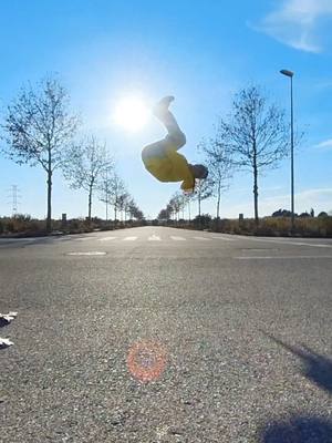 A post by @gawlbike on TikTok caption: Yo en cuanto me quiten la escayola ✌🏼😁 #moto #ktm #sideflip #parkour #transicion 