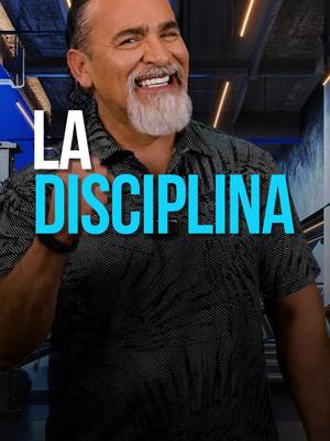 A post by @kardagar.coaching on TikTok caption: No se trata de controlar todo “a huevo”, ni de seguir órdenes como si estuviéramos en un cuartel. Se trata de encontrar un balance, de ser intuitivos con nuestro cuerpo y nuestra mente. 🧘‍♂️💪 . . . . . #iniciodeaño #disciplina #fitness #gym #wellness 