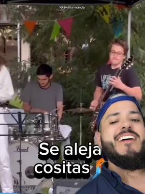 A post by @aldomirandar on TikTok caption: Van a llegar muy cerca😂😂😂 #memes #humor #comedia #reacción #Aldomirandar 