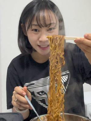 A post by @marysengmunmai2 on TikTok caption: အိမ်မှာ ရှိတာလေးနဲ့ ပဲခေါက်ဆွဲလေး🍜@Marysengmunmai #marysengmunmai #kachingirl #myanmar #짜장면 