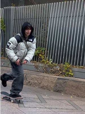 A post by @yutohorigome on TikTok caption: 電話しながらスケボー