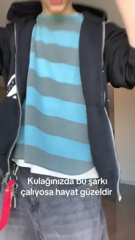 A post by @arg3.s on TikTok caption: Bi de kombin iyiyse