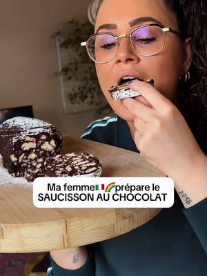 A post by @charlene_et_francesca on TikTok caption: ✨SALAME AL CIOCCOLATO✨ Pour la vraie recette, en vrai il faudrait aussi faire fondre du chocolat mais pour moi celle que je vous propose, la version d’enfance est la meilleure! 😳Pour cette recette, vous aurez juste besoin de mélanger ces ingrédients : - 100 g de sucre - 100 g de beurre - Une tasse de café espresso moka☕ - Un œuf 🥚 - 40 g de cacao AMER. - 175 g de biscuits secs genre ORO SAIWA OU PETIT BRUN. Pour obtenir ce goût précis, il faut respecter les marques des ingrédients : les biscuits, le cacao et surtout faire un bon café à la moka. Vous allez voir, vous allez adorer ! #astuce #italie #italianfood #italia #chocolat #FoodLover #viral_video #viralditiktok #food #pourtoi #pourtoi #recettefacile #salamealcioccolato #recetteitalienne 