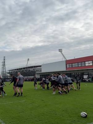 A post by @stadetoulousainoff on TikTok caption: Sacrée troupe 🥴🥴 #humour #toulouse #stadetoulousain #rugby #fyp #for 