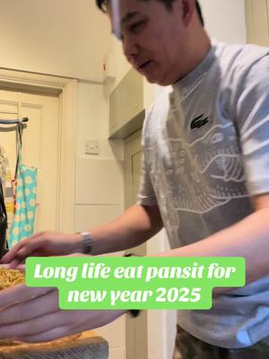 A post by @mrvinz_tv on TikTok caption: Eat pansit #dailylife #welcome2025 #highlights #everyone #followers #pinoyabroad #pinoyuktiktok🇵🇭🇬🇧❤ #fypシ #londontiktok 