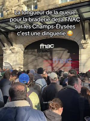 A post by @louistanca on TikTok caption: La file d’attente pour la vente a -50% de la FNAC à Paris c’est une folie 😭 #fnac #champselysees #paris #braderie 