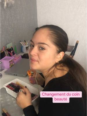 A post by @trisomiquemaispasque on TikTok caption: On va faire du changement dans sa chambre #pourtoi #unpetittrucenplus #merci #trisomie21 #hpi #inclusion #maquillage #chambre 