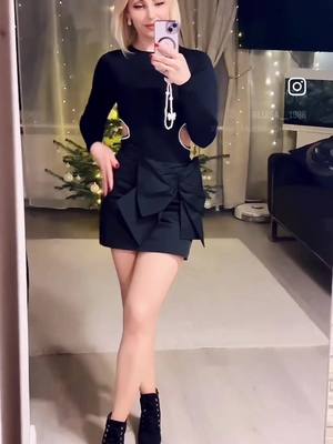 A post by @smilegirl_2002 on TikTok caption: Встречай 2025 💥🥂