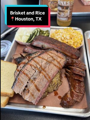 A post by @soyelarturito on TikTok caption: Brisket And Rice, Houston, TX! 🔥🇺🇸Seguimos con el tour de BBQ y ese se me hizo muy especial. Pude platicar un rato al final con el dueño, y la verdad es todo un amor al arte el BBQ. La combinación del arroz con brisket me mamó, y pues toda la vibra de negocio familiar que es mi cosa favorita. Gran Lugar. #brisket #texas #food #foodreviews #comida #sanantonio #texas #houston #austin #latino #deli #delicatessen #bbq #barbecue #bbqribs #vietnam #restaurante #diner #vietnamese #asian 