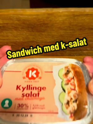 A post by @pissegodmad on TikTok caption: Annonce for K-Salat | En lækker frokost sandwich😍 Kyllingesalat med chilimayonnaise fra K-Salat er nøglehulsmærket, med mindre fedt og mere grønt. Opskrift 2 personer Tid: 30 min Sværhed: let 150 g kyllingesalat med chilimayonnaise fra K-Salat 250 g champignon 200 g cherry tomater 100 g pesto (helst hjemmelavet) 50 g smør Flagesalt Halver cherry tomater. Hak champignon i tykke skiver. Skyl crisp salat. Svits champignon i smør og salt til de bruner. Steg brødet på panden i lidt smør. Anret med pesto i bunden, salat, kyllingesalat med chilimayonnaise fra K-Salat, svampe, tomat og låg på. Velbekomme! #Ksalatopgraderet #ksalat