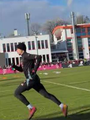 A post by @45..hannah on TikTok caption: Öffentliches Training 💫 #ap45 #fcbayern #football #fy #fyp #viral 