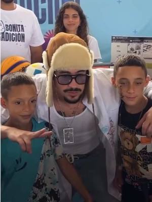 A post by @puertoricogram_ on TikTok caption: Bad Bunny y su Fundación Good Bunny llevan alegría al Barrio Almirante Sur de Vega Baja, Puerto Rico, con su evento “Bonita Tradición”. El encuentro tuvo el propósito promover el amor por las tradiciones boricuas como anticipo a la celebración del Día de Reyes.  Crédito: Cheery Viruet @cheeryviruet @goodbunnyfoundation Via: @elconciertologo