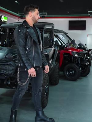 A post by @nicolaporcellaoficial on TikTok caption: ¿Qué tal me veo de motopapi?🔥😎 No olviden que tienen hasta el 6 de enero para aprovechar los descuentos de @Honda Motos México de la familia Honda como yo ❤️🏍️ #tupropositotuhonda #nicolaconhonda #hondanavi #publicidad 