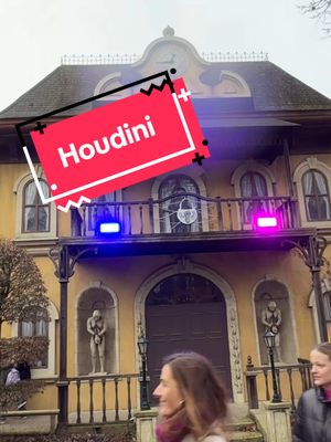 A post by @charlitax_officiel on TikTok caption: La petite maison hantée de @Bellewaerde #invitation #parc on a eux trop peur avec  @Sucreamcoaster 😂