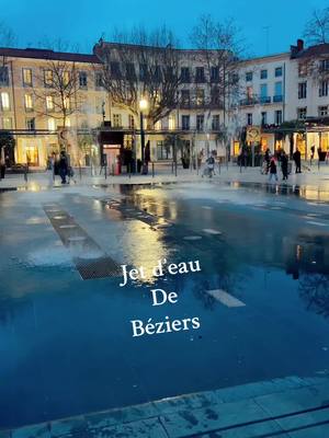 A post by @maman_de_azadlarmenien on TikTok caption: Les jets d’eau de Béziers #bonneannee2025 #bezier #beziersfrance #beziers34 #l’herault#vacancesdenoel🎄 #fontaine #fontainebleau 