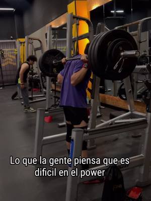 A post by @lvr.pablo on TikTok caption: Ponerse y quitarse las rodilleras es peor que entrenar, ig:Pablx.crv #fpy #pablitoxbb #powerlifting #gym 