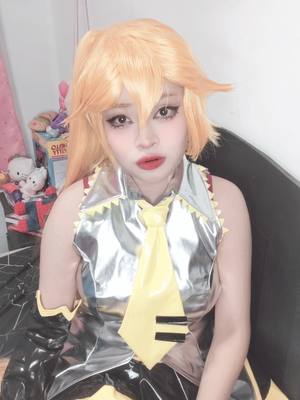 A post by @hirari.rin on TikTok caption: Toca grabar con las triple Baka #akitaneru #akitanerucosplay #vocaloid #fanloid #fanloidcosplay #nerucosplay 