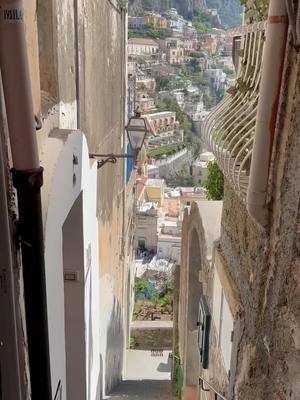 A post by @penehontas on TikTok caption: Les petites rues en Italie 🇮🇹 🥰. #italy #italy🇮🇹 #italie #positano #positanoitaly #pourtoii #pourtoi 