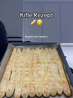 A post by @viviengiulia on TikTok caption: Kifle 🥐🇧🇦 Rezept ↓ ↓ ↓ Zutaten:  Teig:  * 600g Mehl * 420ml Milch * 1 TL Zucker * 0,5 TL Salz * Tüte Trockenhefe Topping: * 0,5 TL Teig * 1 TL Salz * 2 TL Mehl * Etwas Wasser Zubereitung:  1. Zucker, Salz, Mehl und Hefe mischen und dann warme Milch hinzufügen. Kurz mischen und 15 Minuten stehen lassen. Danach den Teig kneten und erneut 30 Minuten stehen lassen (Zimmertemperatur). 2. Teig in zehn Stücke (100g) teilen, dann abdecken und 15 Minuten stehen lassen. 3. Auf ein Backblech Backpapier legen, 1 EL Öl draufgeben und mit Pfeffer streuen. Den Teig in lange Streifen aufs Backblech legen und 30 Minuten abdecken mit einem Handtuch. 4. Bei 200° O/U für 13 Minuten backen. 5. Währenddessen Topping vorbereiten: 1 TÖ Salz, 2 TL Mehl, 0,5 TL Teig und etwas Wasser vermengen, bis eine klebrige Mischung entsteht. 6. Kifle aus dem Ofen holen und Topping drüber geben. Dann wieder 3-5 Minuten in den Backofen, bis sie braun werden. 7. Kifle aus dem Ofen holen, mit etwas Öl bestreichen und mit einem Tuch für ca. 20 Min abdecken.  Fertig 😋  #kifle #bosnischeküche #bosnia #EasyRecipe #rezeptideen 