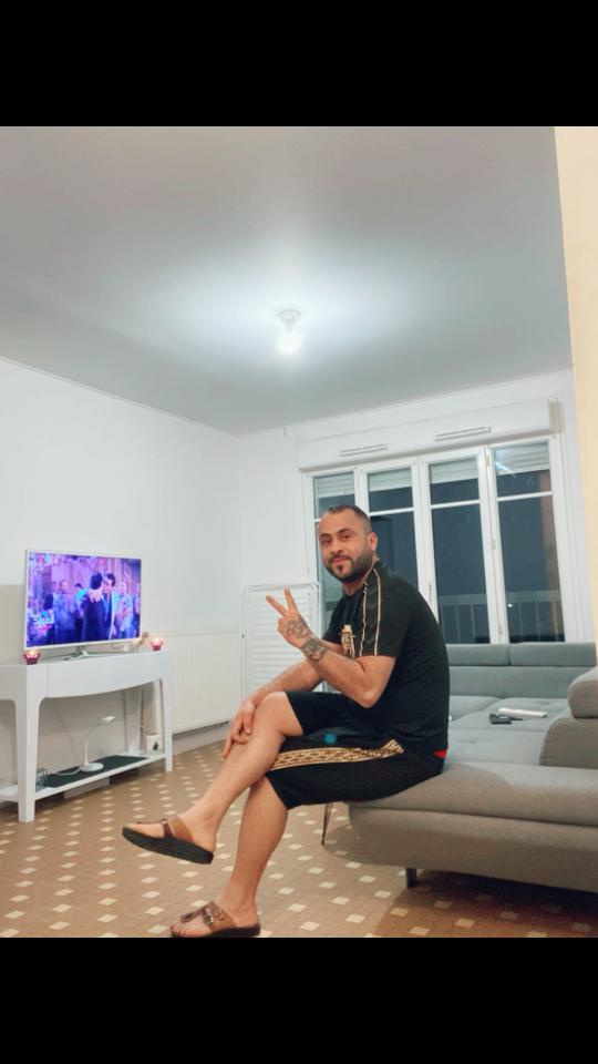 A post by @dalibensaleh5 on TikTok caption: moi comme ça ✌️🫵🤝 