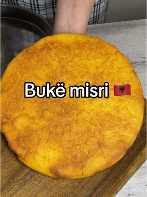 A post by @tima.ne.kuzhine on TikTok caption: Bukë misri 🇦🇱 Perberesit : 450gr miell misri, 120gr miell gruri, 60ml vaj ulliri, 120gr kos, 14gr kripe, 4gr sode buke, 390ml uje i ngrohte Pjekja : 200•c per 35 min Pain de maïs 🌽 🇫🇷: 450gr farine de maïs, 120gr farine de blé, 60ml huile d’olive, 120gr yaourt nature, 14gr sel, 4gr de levure chimique, 390ml eau chaud  Cuisson à 200•c pendant 35min . . #bukemisri #recetashqiptare #bukekallamoqi 