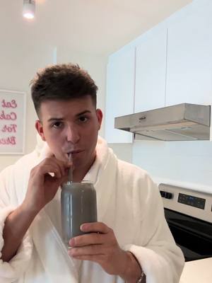 A post by @gabrielgagnon2 on TikTok caption: mon smoothie de TOUT les matins 🫶🏻🍏🥬🪴🫐 @Yummy Sports @Oikos Canada 