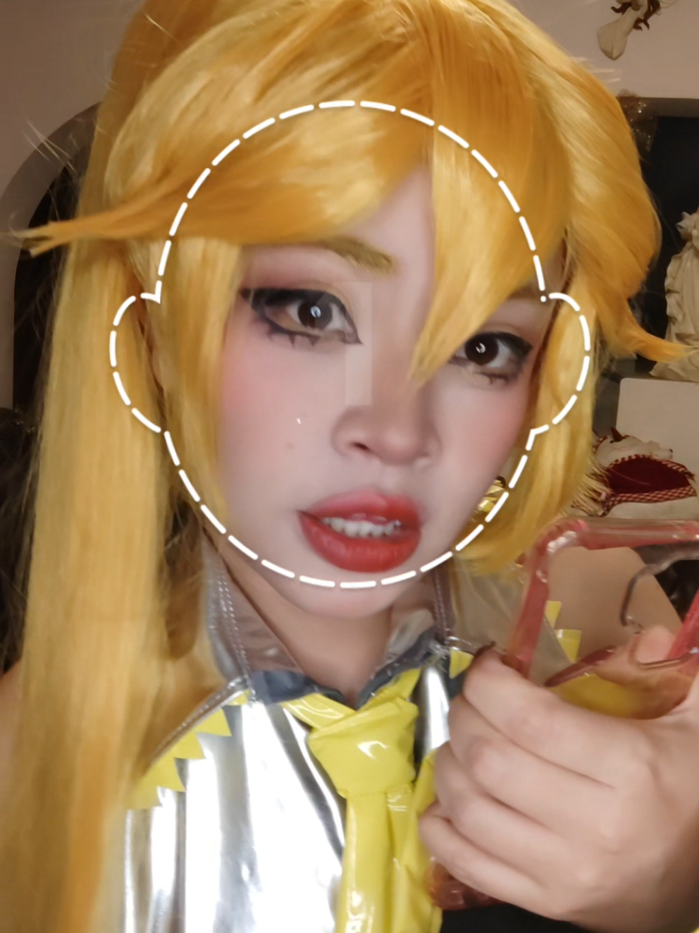 A post by @hirari.rin on TikTok caption: Neru en la vida real (?👀 #akitaneru #akitanerucosplay #vocaloid #fanloid #fanloidcosplay #nerucosplay #vocaloids #vocaloidcosplay 