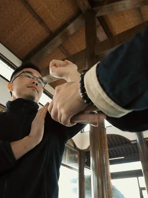 A post by @zintranwc on TikTok caption: Come and learn Wing Chun with Master Liu! Online courses are within your reach!#kungfu #shaolin #wingchun #marsterliu 