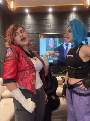 A post by @tepainy on TikTok caption: Vaya hermanita mayooor…  Vi: @👑 Bitter 👑  Cait: @Marck  #fyp #arcanecosplay #jinx #Cosplay #arcane #tepainy 