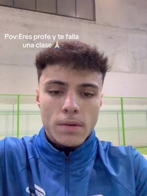 A post by @thatbombii on TikTok caption: Me da vergüenza subirme haciendo un poco de freestyle pero bueno iré subiendo más cosas.#padel 