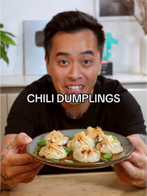 A post by @vietshao on TikTok caption: Chili Dumplings 🥟: Gyoza Teigtaschen 300g Schweinehackfleisch 100g Garnelen 5 EL Sojasauce 3 EL Sesamöl 2 EL Reisweinessig 1 EL Five Spice Pulver 30g Weißkohl 15g Schnittlauch  Dipping Soße: 3 EL Chiliöl 3 EL Sojassoße 1 EL Reisweinessig #fyp #kochen #dumplings #chili #rezept 