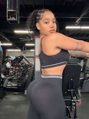 A post by @sharalifts on TikTok caption: GYMSHARK CODE : SHARA10