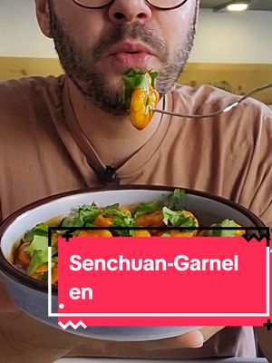 A post by @thomasdrechsel on TikTok caption: Senchuan-Garnelen 420Kcal❤️🤤 Ihr könnt dazu jegliche Art von Gemüse anbraten und mit Reis servieren☺️ Zutaten: 250g Garnelen 100ml Gemüsebrühe 3 EL Sojasauce 2 EL Weißweinessig 1 EL Tomatenmark 1 EL Honig 1 TL Sesamöl 1/2 TL Paprika Senchuan Pefferkörner 10g Ingwer 1 Zehe Knoblauch Koriander Appetitliche Grüße, euer Tommy❤️