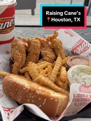 A post by @soyelarturito on TikTok caption: Raising Cane’s, Houston, Texas 🐔🇺🇸Venimos a probar la cadena de pollos más viral de USA del momento, son de la mentalidad de tener menú chico y hacerlo bien que me mama, aunqué el pollo solo no es la gran cosa, con la salsa si se va a otro nivel. Y con todo y que es cadena, se siente un poco como vibe local porqué cada franquicia está decorada con artículos locales de la ciudad donde está que se me hizo una gran idea, si regresaría la neta. #usa #unitedstates #raisingcanes #chicken #chickenfingers #texas #houston #louisianna #louisiana #neworleans #austin #pollofrito #foodreviews #FoodTok