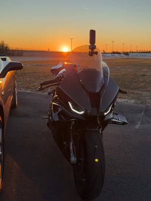 A post by @zurgg_ on TikTok caption: 🌅 #bmw #s1000rr #bmws1000rr 