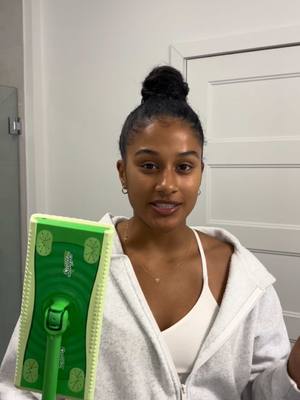 A post by @aissa.stjean on TikTok caption: #AD La Trousse de départ Swiffer Sweeper est le meilleur outil 2 en 1 pour nettoyer vos sols avant l'arrivée de vos invités! Il rend le nettoyage si facile et peut être utilisé sur tout type de sols 🧼