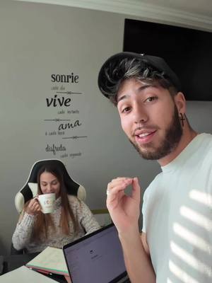 A post by @soyjuanjoselv on TikTok caption: DÍA 5 CONSTRUYENDO UNA EMPRESA EN PÚBLICO JUNTO A MI MADRE… #viral #trending #soyjuanjoselv 