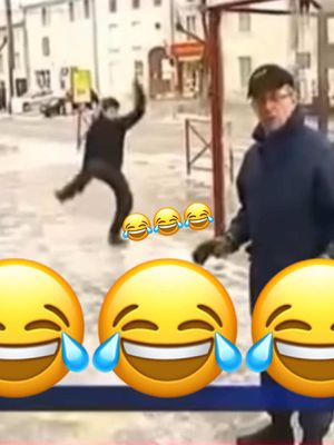 A post by @nikoboxingcoach on TikTok caption: Un peu de rires pour cette nouvelle année 🥶  #PourToi #mdr #fourire #humour #reportage #verglas 