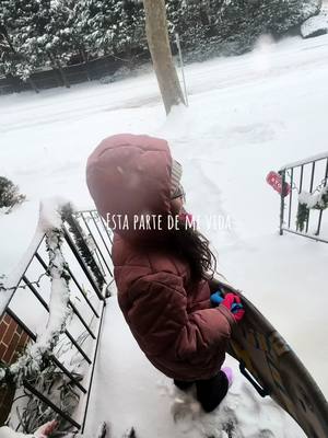 A post by @blanquitaconsazon on TikTok caption: Cuando ves la magia de nieve ❄️ detrás de los ojos de tus hijos, vuelves a tu niñez 🥹 estos son los recuerdos que quiero que vivan siempre en el corazón de mi hija 🙏🏻🎥🎞️#snowday #firstsnowoftheyear #sledding #crearrecuerdos #nieve #primeranieve #2025 