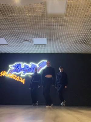 A post by @willlfarleyy on TikTok caption: This songs a vibe 🔥 DC:@Zoe Baptiste #foryou #foryoupage #fyp #viral #dance #dancer #trend #dancetrend @layla @darcy 🤍 