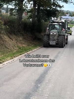 A post by @paulgillet328 on TikTok caption: Wie heißt euer Lohnunternehmen des Vertrauens?👀🤔🌾 #nofarmernofoodnofuture🌾 #2850❤️‍🔥 #dieeifelistdasschönsteland #johndeerearmy #deutz #roadto35k❤️ #geilekarre🔥 #brotzeittour2025 