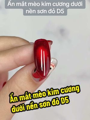 A post by @donailnghithao on TikTok caption: Ẩn mắt mèo kim cương dưới nền sơn đỏ D5 #nghithao #nghithaonail #anmatmeo #nails 