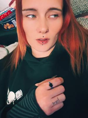 A post by @_.giftzwerg._ on TikTok caption: 🙇🏼‍♀️🙇🏼‍♀️ #thüringengirl #proudmom #overthinker #inked #greeneyes #azubi2022 #ossi #MentalHealth #ziemlichkaputt #hazeleyes #staystrong 