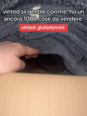 A post by @_giiuliii._ on TikTok caption: accetto offerte, sconti sui set e omaggio sempre presente #fakebodyy⚠️ #faketuttosennomiribloccailvideo #firenze #fake #foryou #perte #2025 #vinted #vintedhaul #vinteditalia #vintedfr #vintagefashion #vintedgermany #vintedpolska #vintedtips #vinteddeutschland #pacchi #vestiti #vestitiusati 