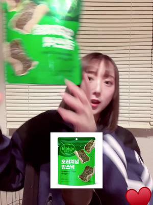 A post by @hikiwaraichan on TikTok caption: 初のASMR🤣 #asmr #モッパン動画 #ビビゴチップス #ビビゴ #bibigo #韓国 #お土産 #おすすめ  ごちそうさまでした🤣🫶🏻